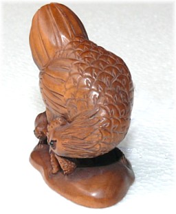 японская нецке из кипариса Курица с цыпленком