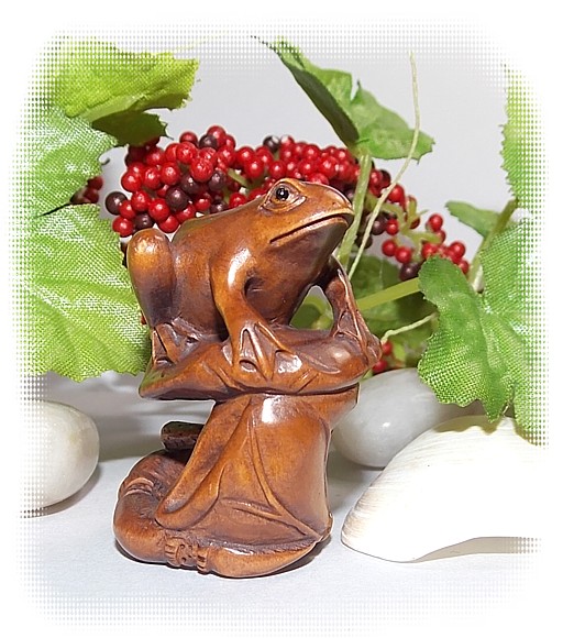 японская подписная нэцкэ Лягушка на лотосе