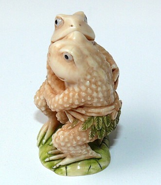 лягушата - сумоисты, японская старинная нэцкэ из кости