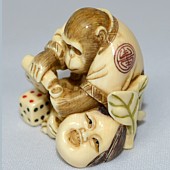 японская подписная нэцкэ из слоновой кости Обезьянка