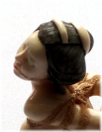 японская эротика: нецка из слоновой кости Гейша с татуиривкой