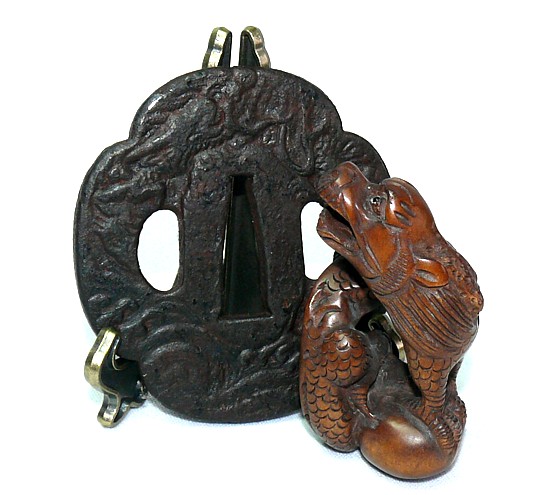 японская нэцка из кипариса ДРАКОН и цуба ( гарда) японского меча