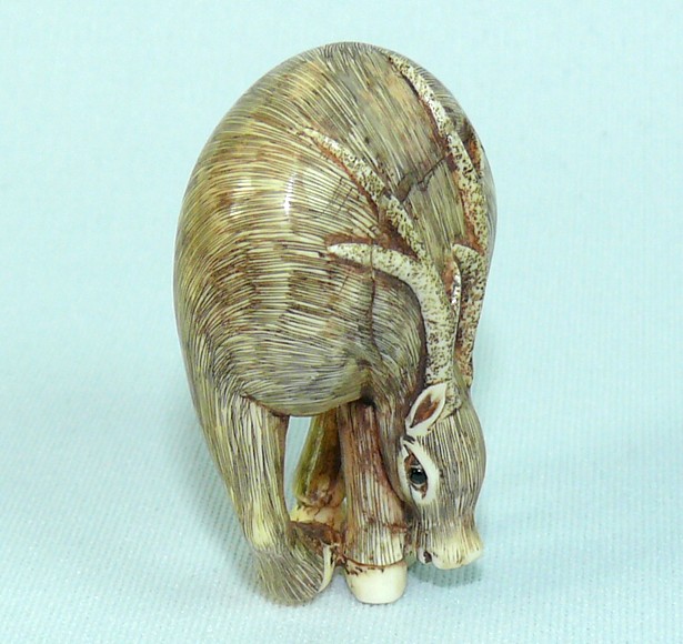 антикварная японская нецке Пасущийся Олень