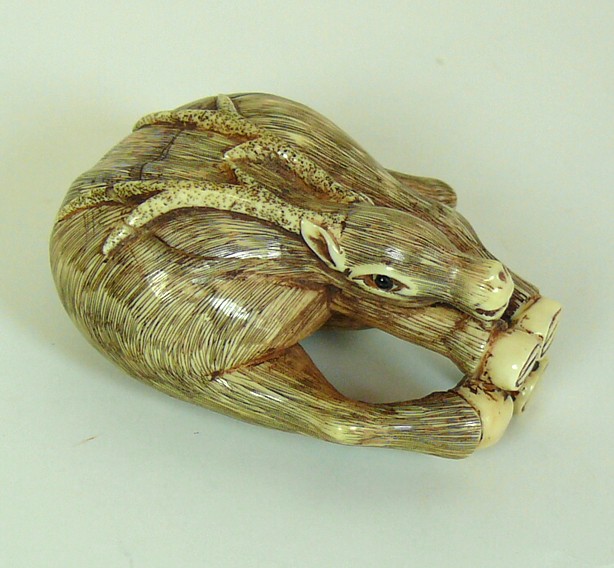 антикварная японская нэцкэ Пасущийся Олень, 1820-е гг.