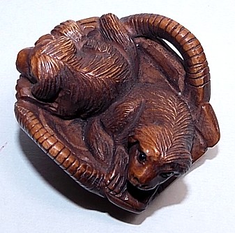 японская подписная нэцка из самшита Два Щенка