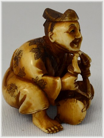 японская  нэцкэ из слоновой кости МУЗЫКАНТ, 18000-е гг.