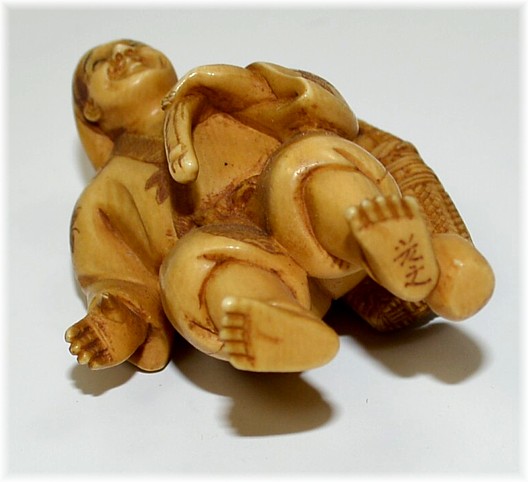 японская антикварная нэцкэ из слоновой кости Рыбак с корзиной рыбы