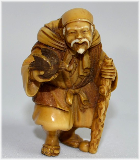 японская нэцка из кости Старик с птичкой, 1830-е гг.