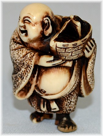 нецка в виде Хотэя, одного из Семи Богов Счастья с лодкой в руках, 1800-е гг.