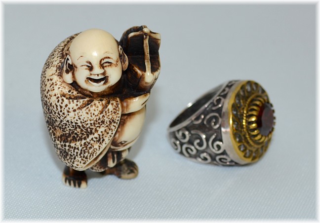 антикварная нецке эпохи Эдо в виде Хотэя с Кораблем Сокровищ в руках