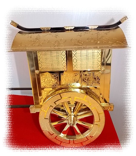 японское интерьерное украшение: золотой дворцовый экипаж