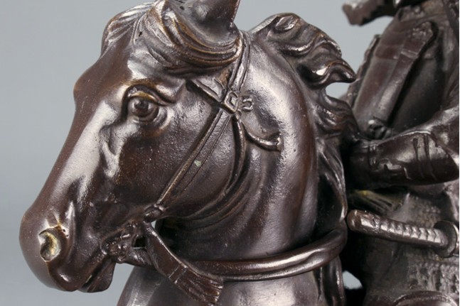 японская антикварная бронзовая фигура самурая-всадника, деталь