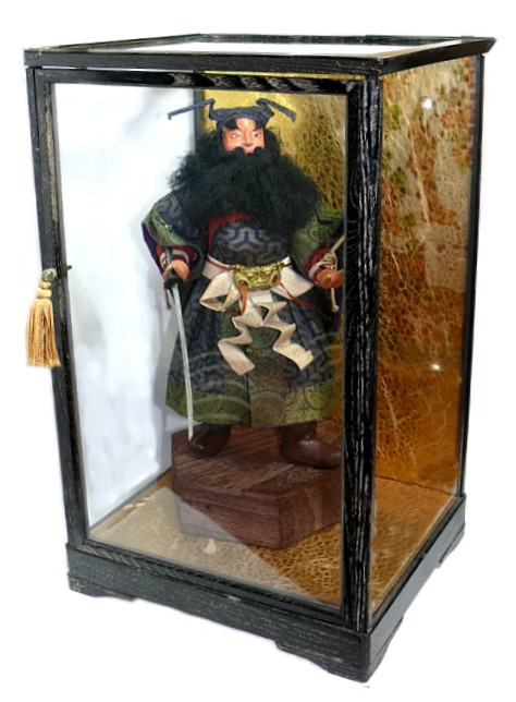 японская старинная кукла в стеклянной коробке
