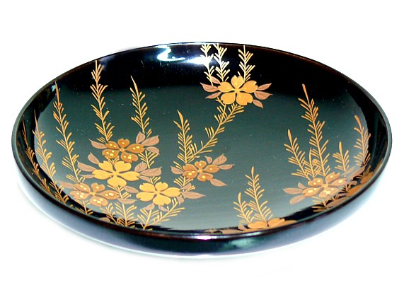 рисунок золотом на крышке на японской лаковой чашки