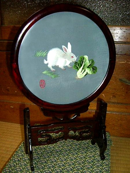 интерьрный шелковый экран миракли с вышивкой КРОЛИК С КАПУСТОЙ, 1930-е гг.