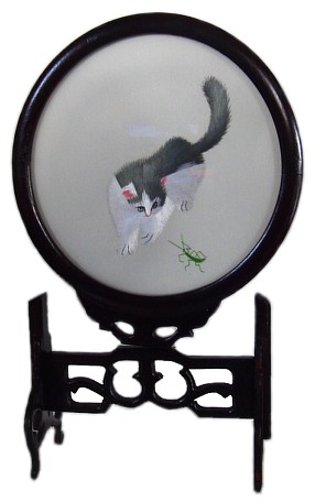  экран миракли с вышивкой  Котенок и жучок, 1950-е гг.