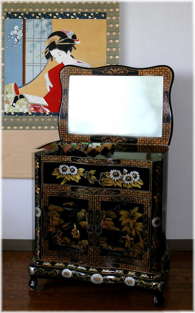 японская картина на свитке и резной шкаф с зеркалом