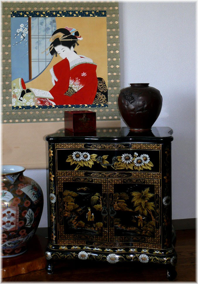 резной туалетный шкаф с зеркалом и японская акварель на свитке