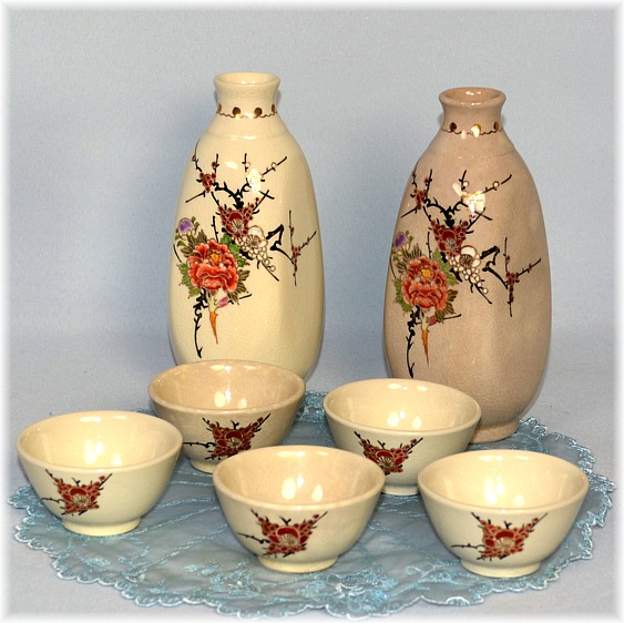 набор для саке: две бутылочки токкури и 5 чашечек, Япония, Сацума, 1930-е гг.