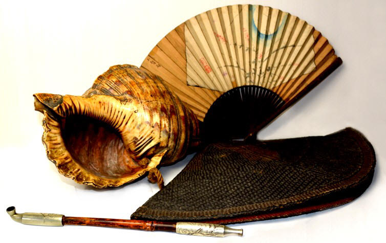 japanese antiques: iron battle fan TESSEN, samurai signal battle hort HORAGAI, self defense weapon KENKA KISERU, samurai traveler straw hat