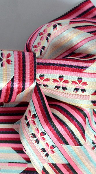 деталь дизайна японского женского пояса оби для кимоно