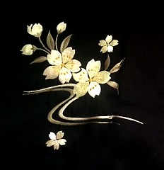 деталь вышивки на женском халате кимоно, сделано в Японии