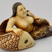 японская нэцкэ из слоновой кости Морская Богиня с рыбой Землятресений