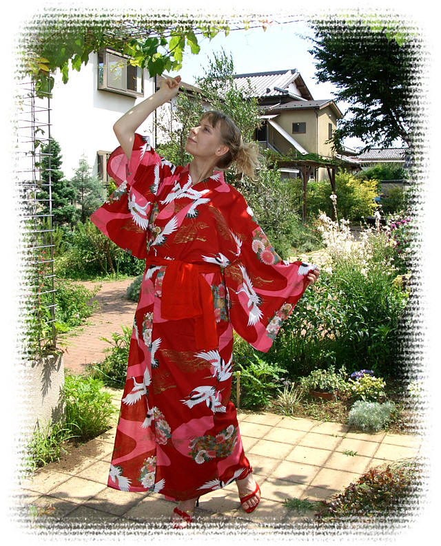 Японские кимоно и халаты в японском стиле. Женский халат-кимоно ЖУРАВЛИНЫЙ  РУЧЕЙ из хлопка. Женская одежда для дома. Японское кимоно - яркий подарок  для женщины.