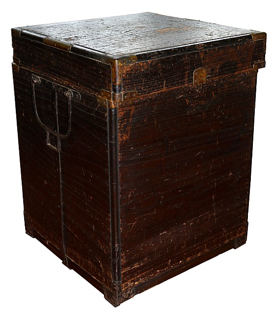 японский старинный сундук для хранения самурайских доспехов