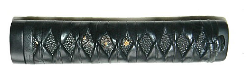 рукоять оплетена черной телячьей кожей