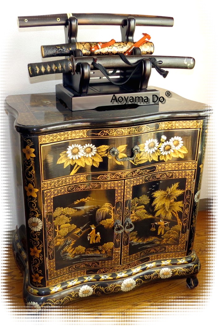 японские кинжалы танто на резной подставке