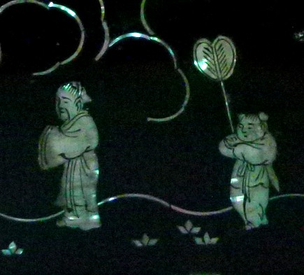 деталь инкрустации на японской подставке для меча