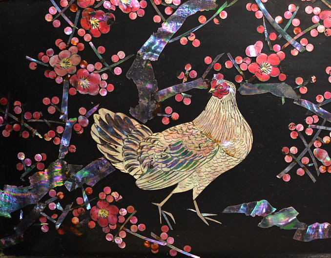 деталь инкрустации на японской антиварной подставке для самурайских мечей