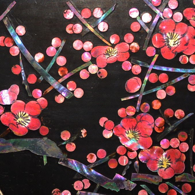 деталь инкрустации на японской антиварной подставке для самурайских мечей