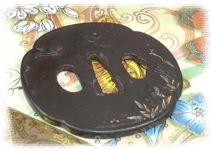 японская гарда самурайского меча - цуба с изображением пейзажа с цаплей у реки