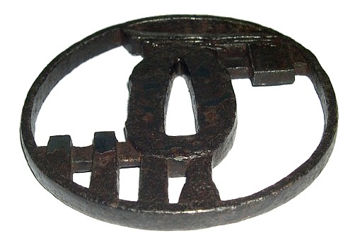 антикварная коллекция - антикварная цуба японског меча с изображением ворот храма