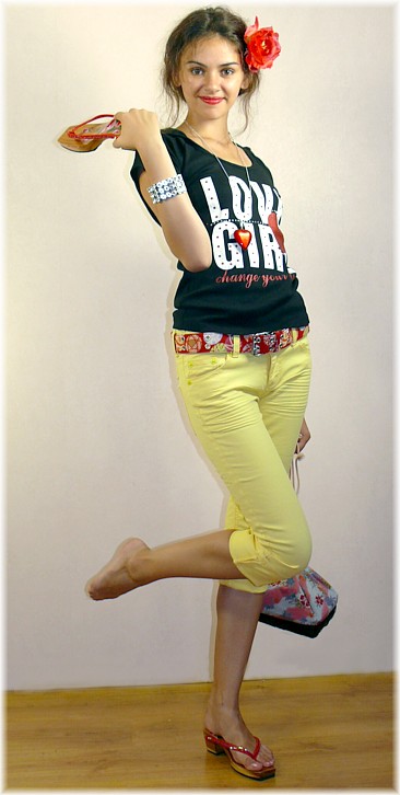 японская традиционная сумочка и деревянная обувь гэта