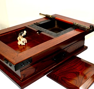 нэцкэ, курительная серебряная трубка с инкрустацией золотом и деревянная шкатулка для табака, Япония